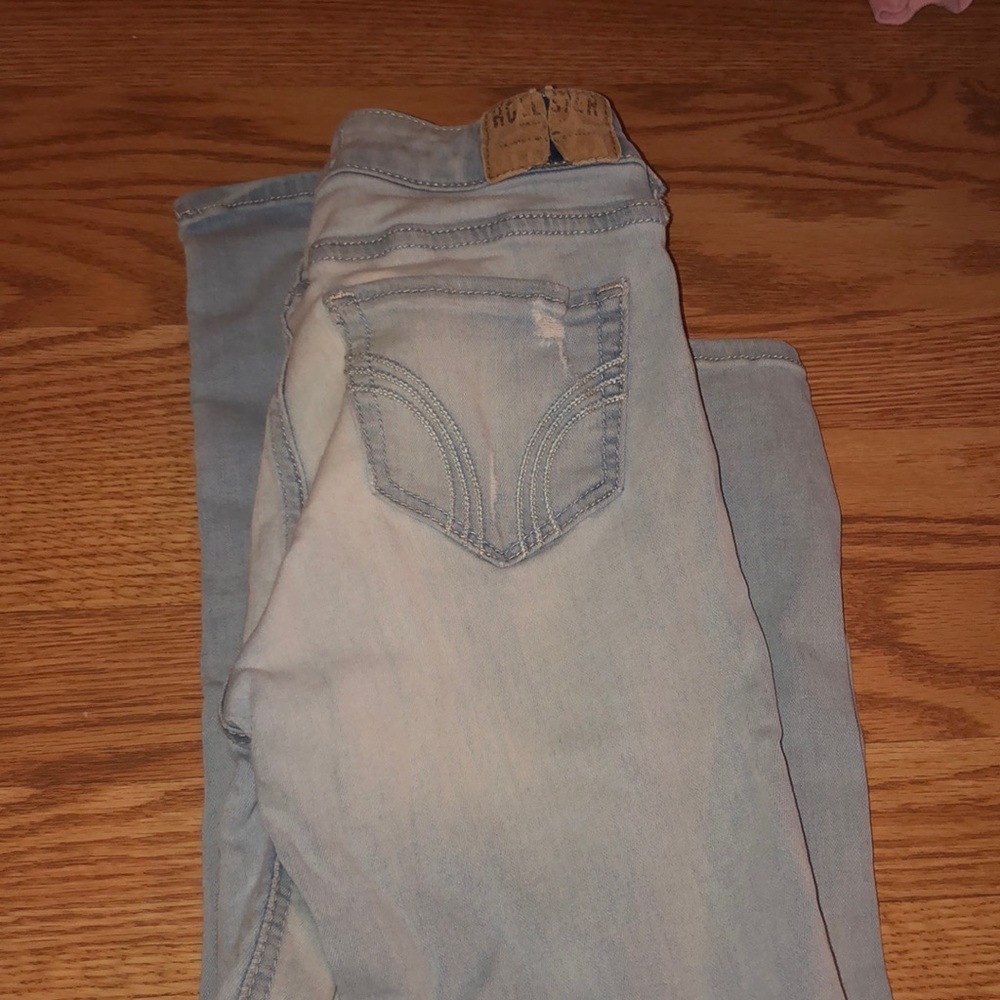 LIGHT WASH RIPPED HOLLISTER JEANS - Picture 2 of 2